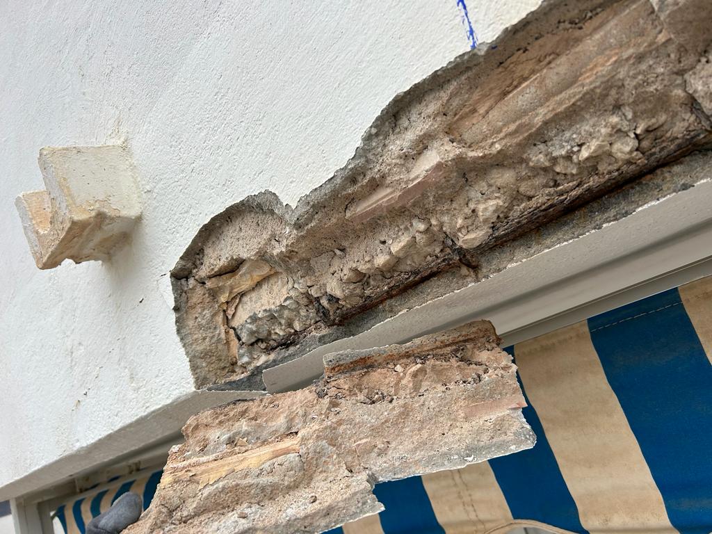 imagen de trabajo de reparación de cornisas y pintura de petos