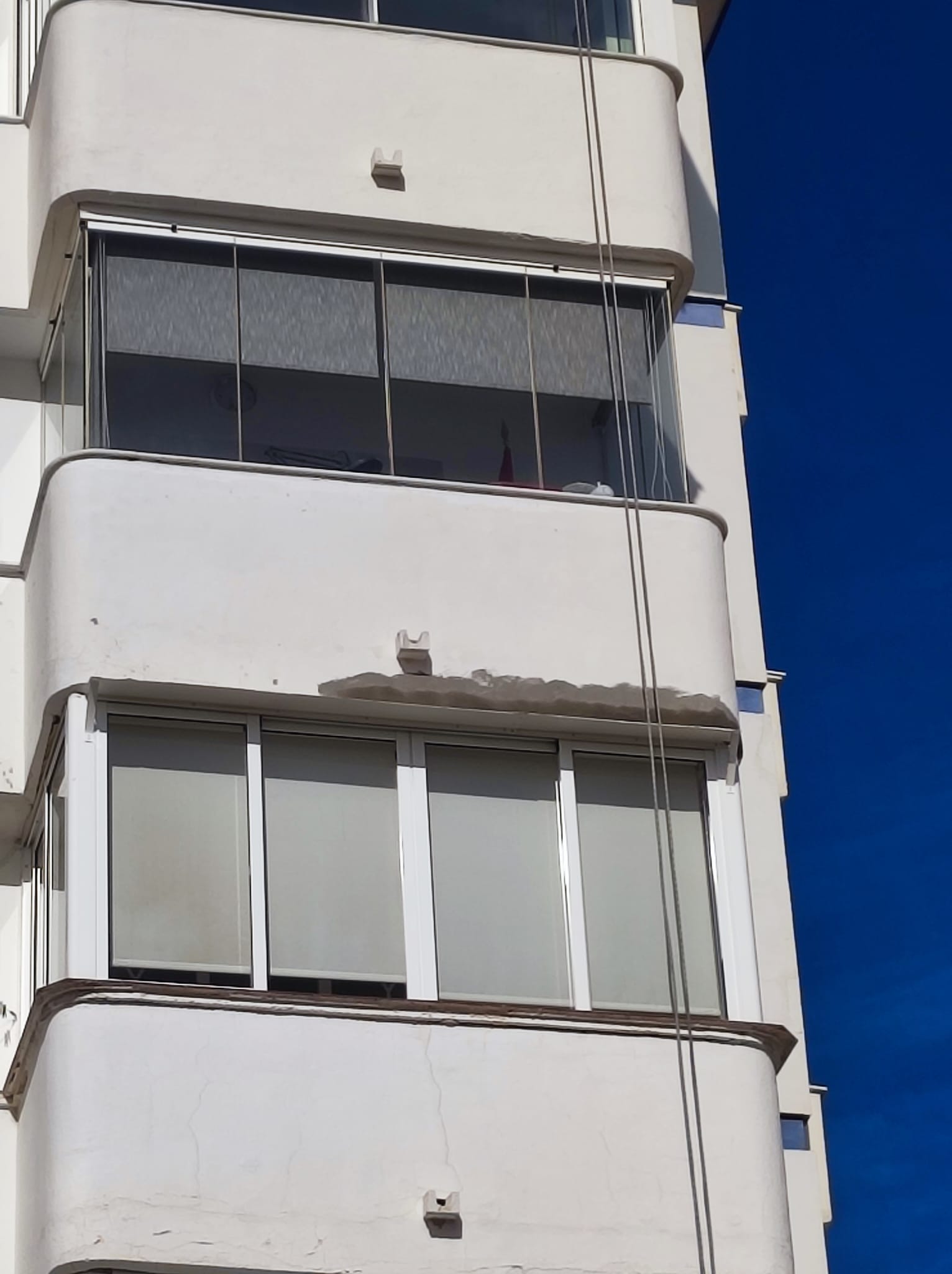 imagen de trabajo de reparación de cornisas y pintura de petos