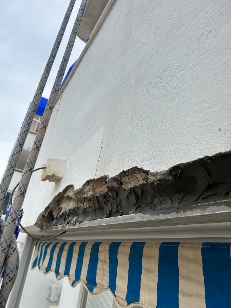 imagen de trabajo de reparación de cornisas y pintura de petos