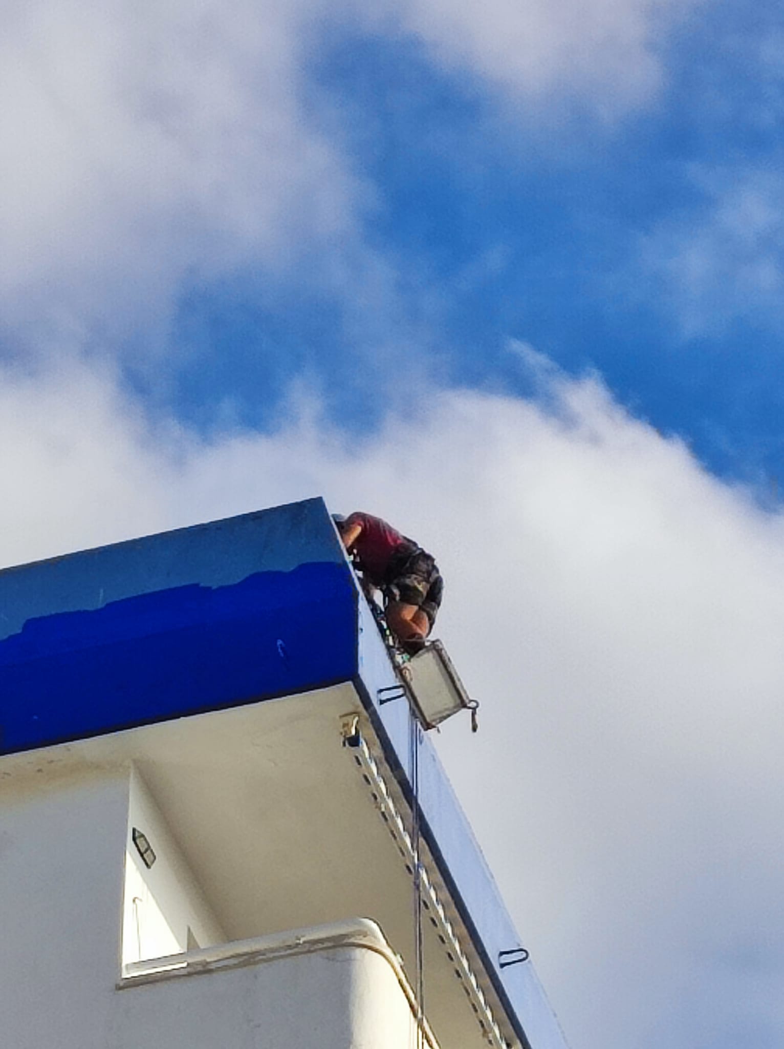 imagen de trabajo de reparación de cornisas y pintura de petos