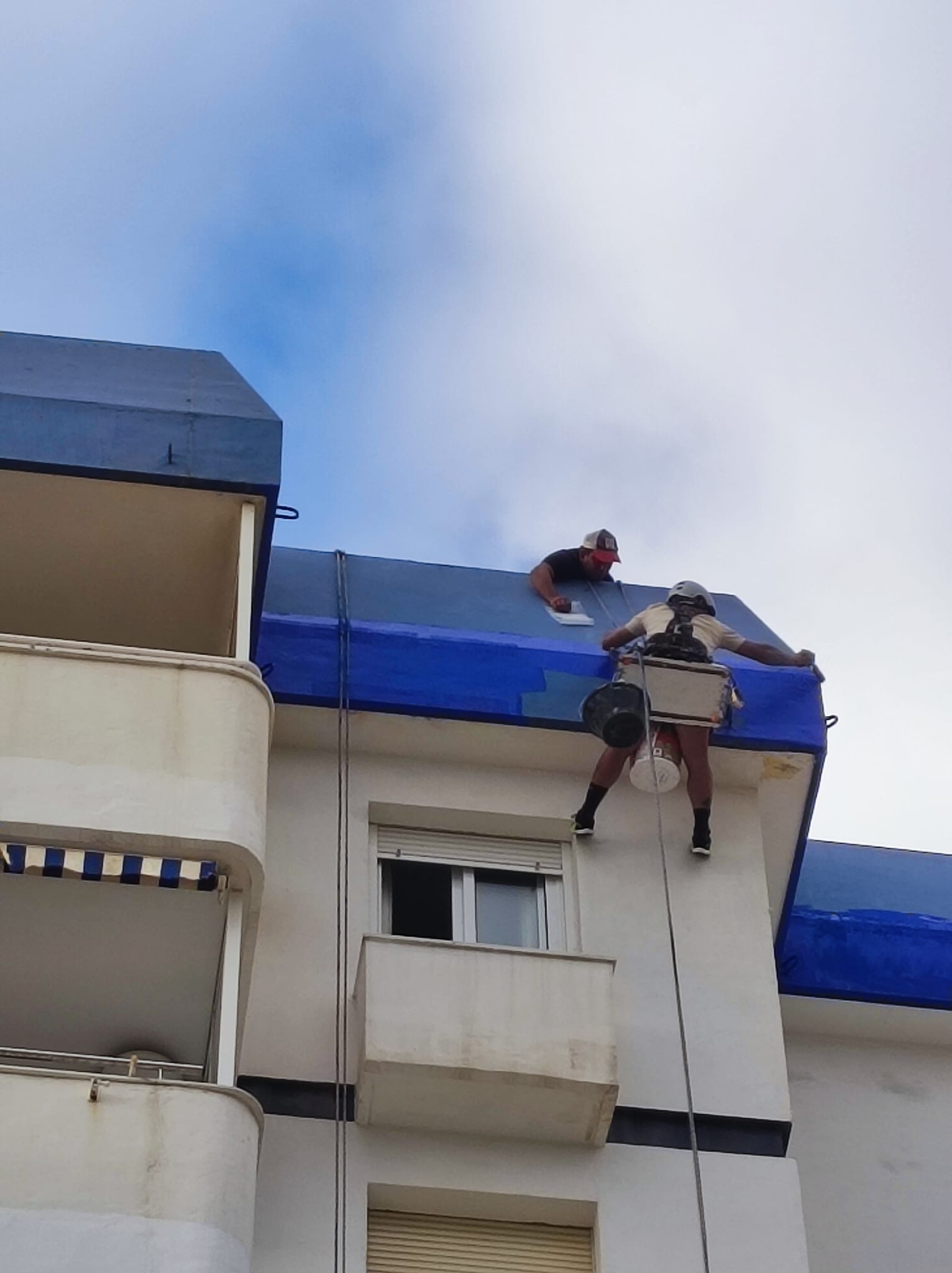 imagen de trabajo de reparación de cornisas y pintura de petos