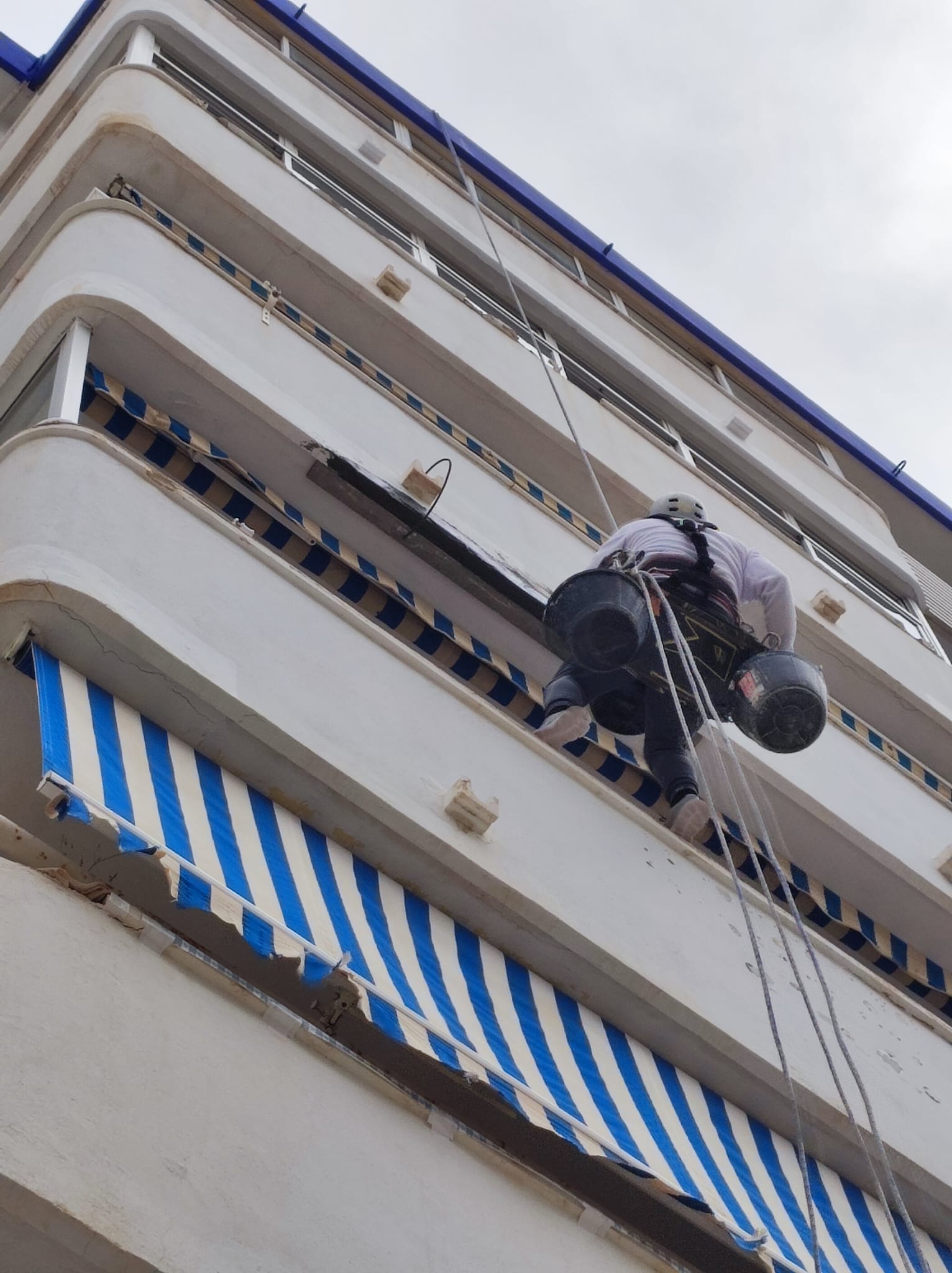 imagen de trabajo de reparación de cornisas y pintura de petos
