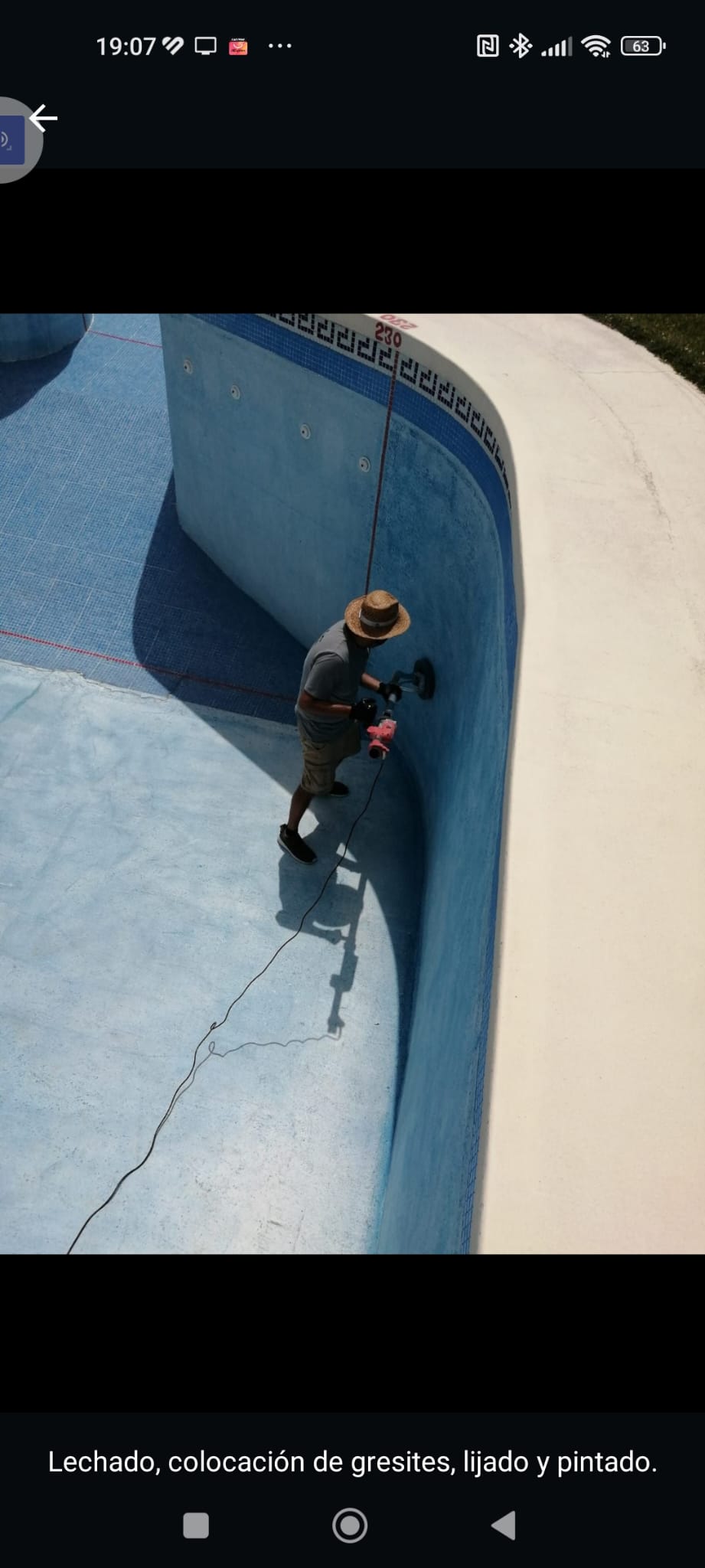 imagen de trabajo de pintura en piscinas