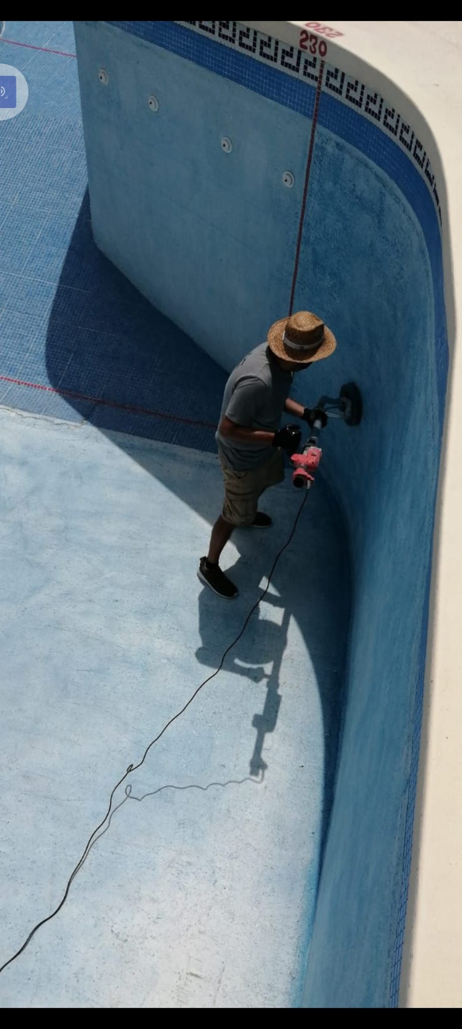 imagen de trabajo de pintura en piscinas