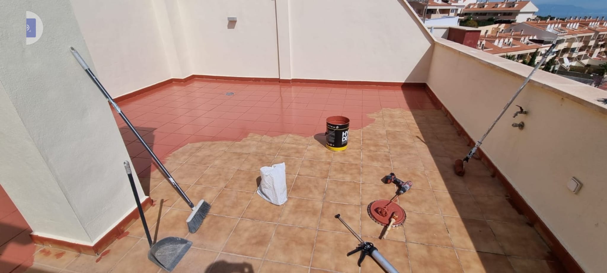 imagen de trabajo de pintura en piscinas