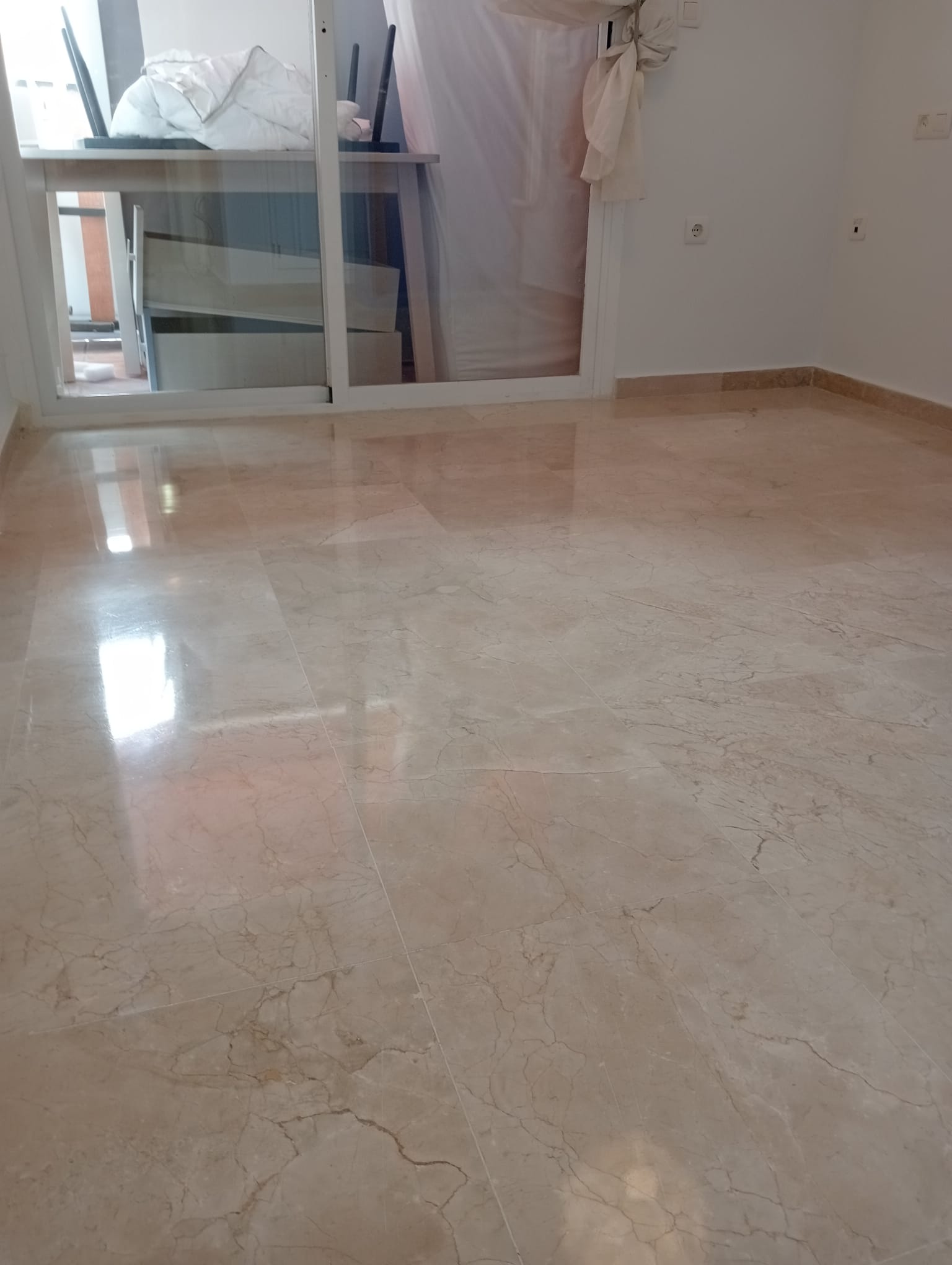 imagen de trabajo de abrillantado de suelos