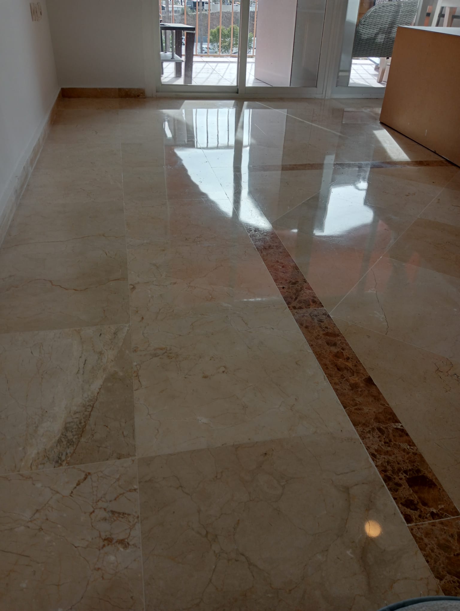 imagen de trabajo de abrillantado de suelos