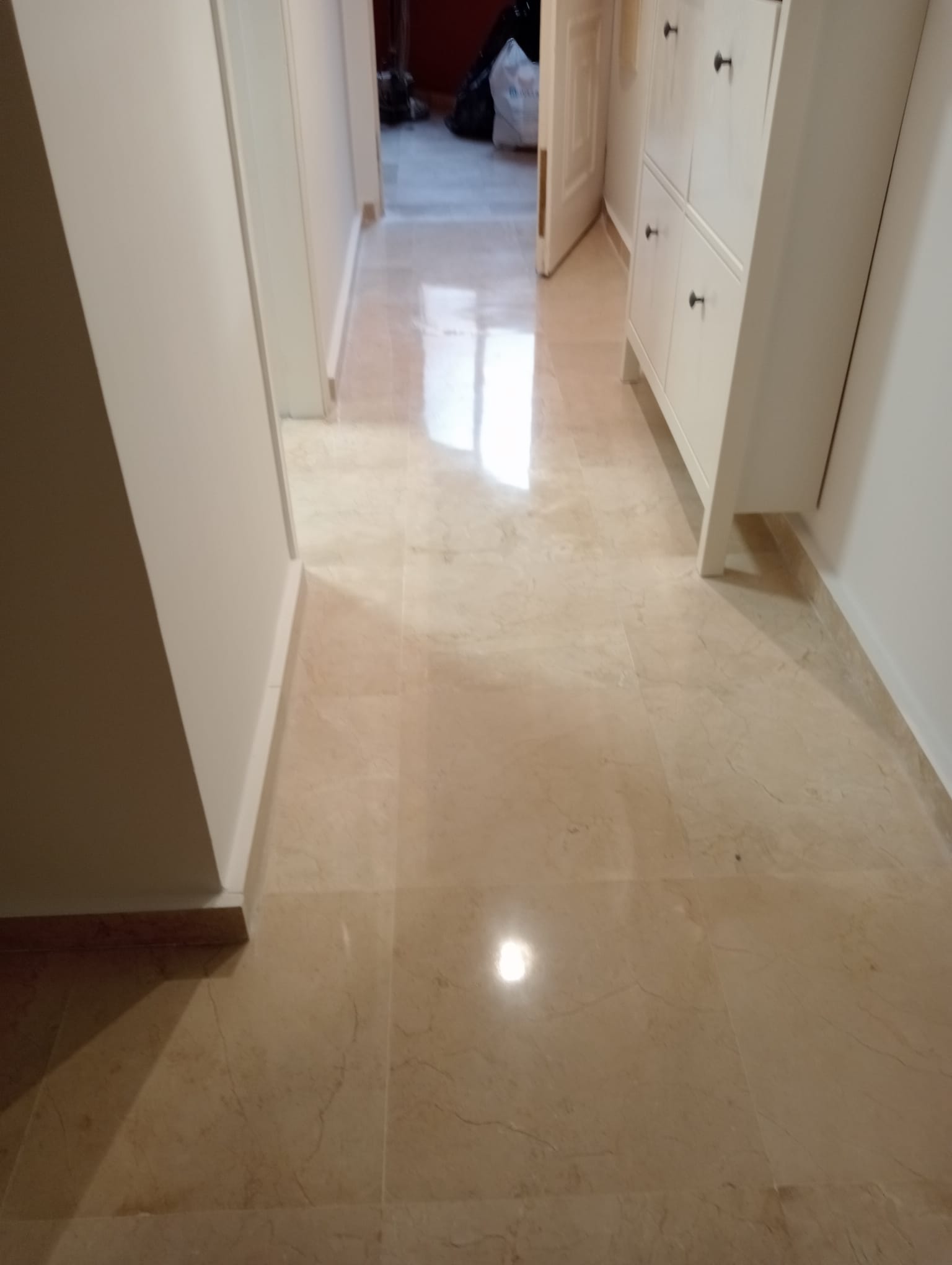 imagen de trabajo de abrillantado de suelos